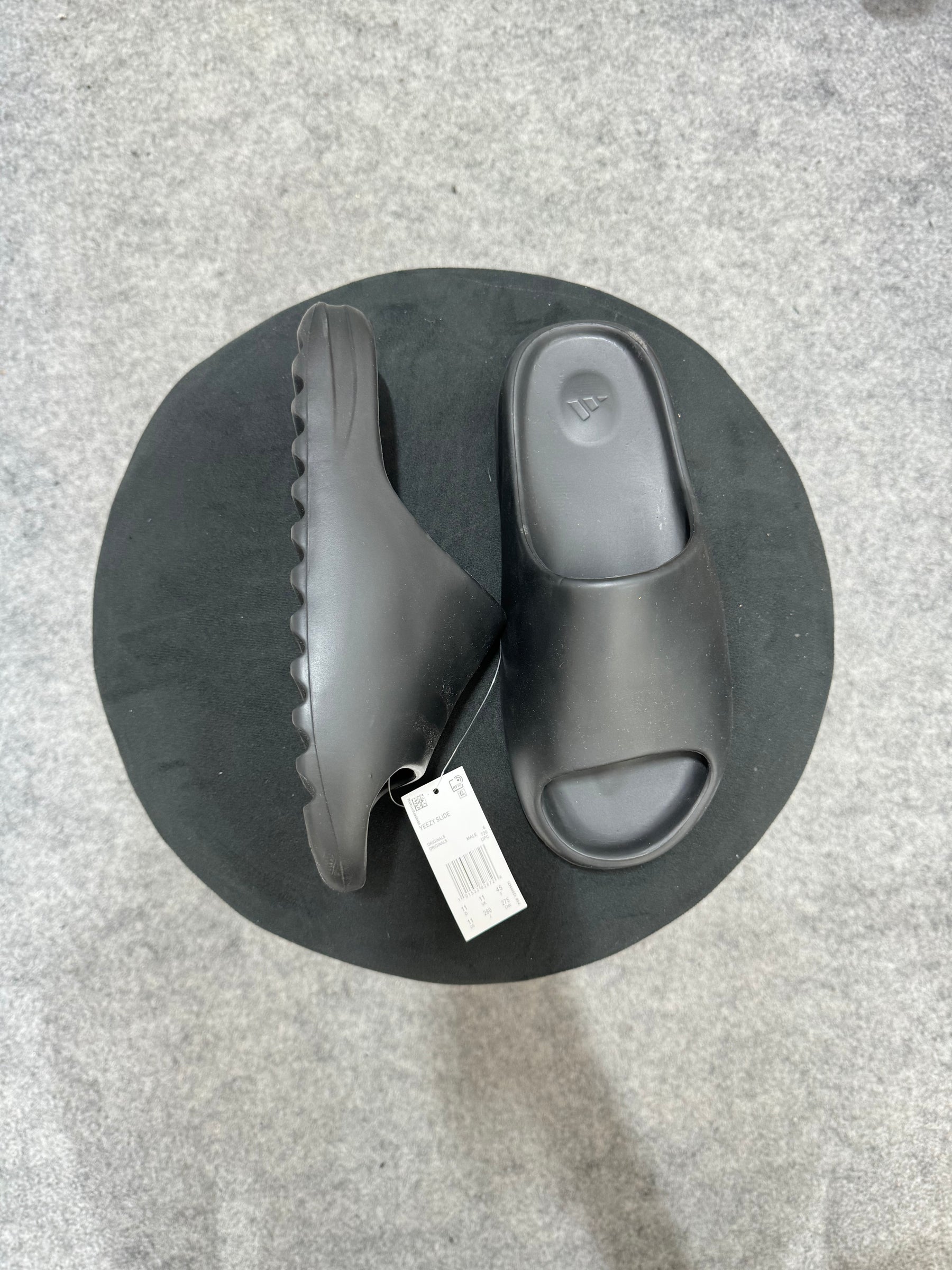 Yeezy slides 'Black'