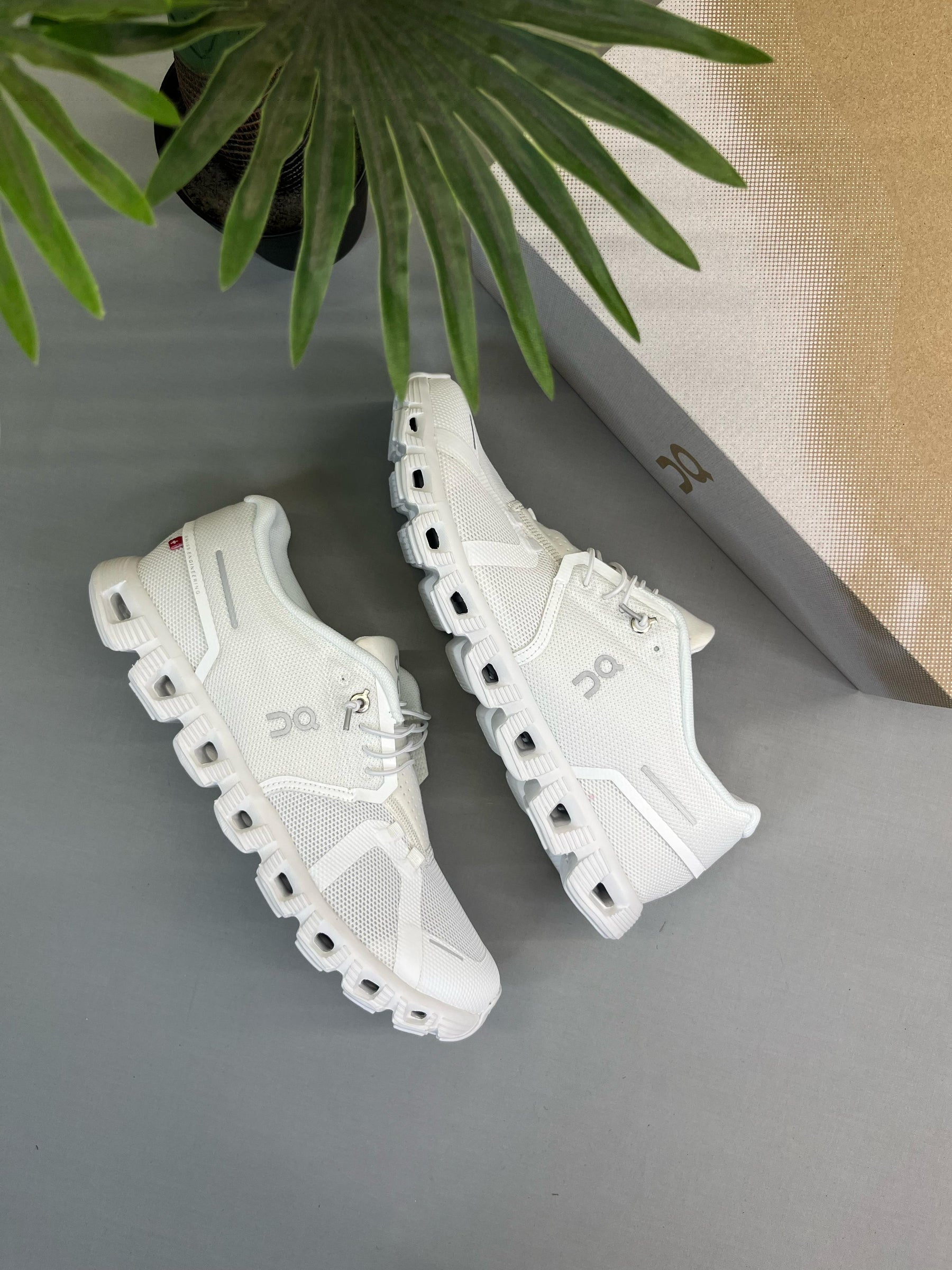 On Running cloud 5 (white)