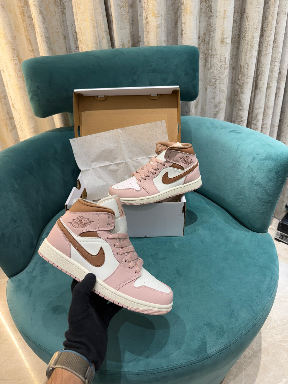 WMN’s Jordan 1 Mid “Neapolitan”  🇯🇴
