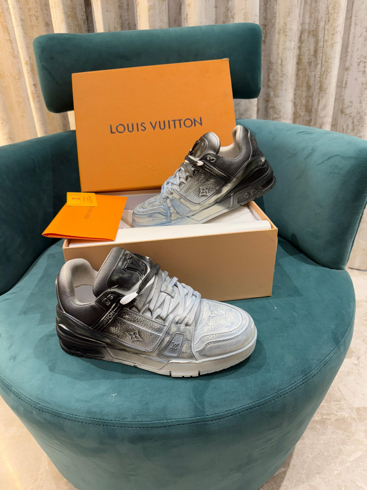 Louis Vuitton Trainer 'Black/silver' (UA)