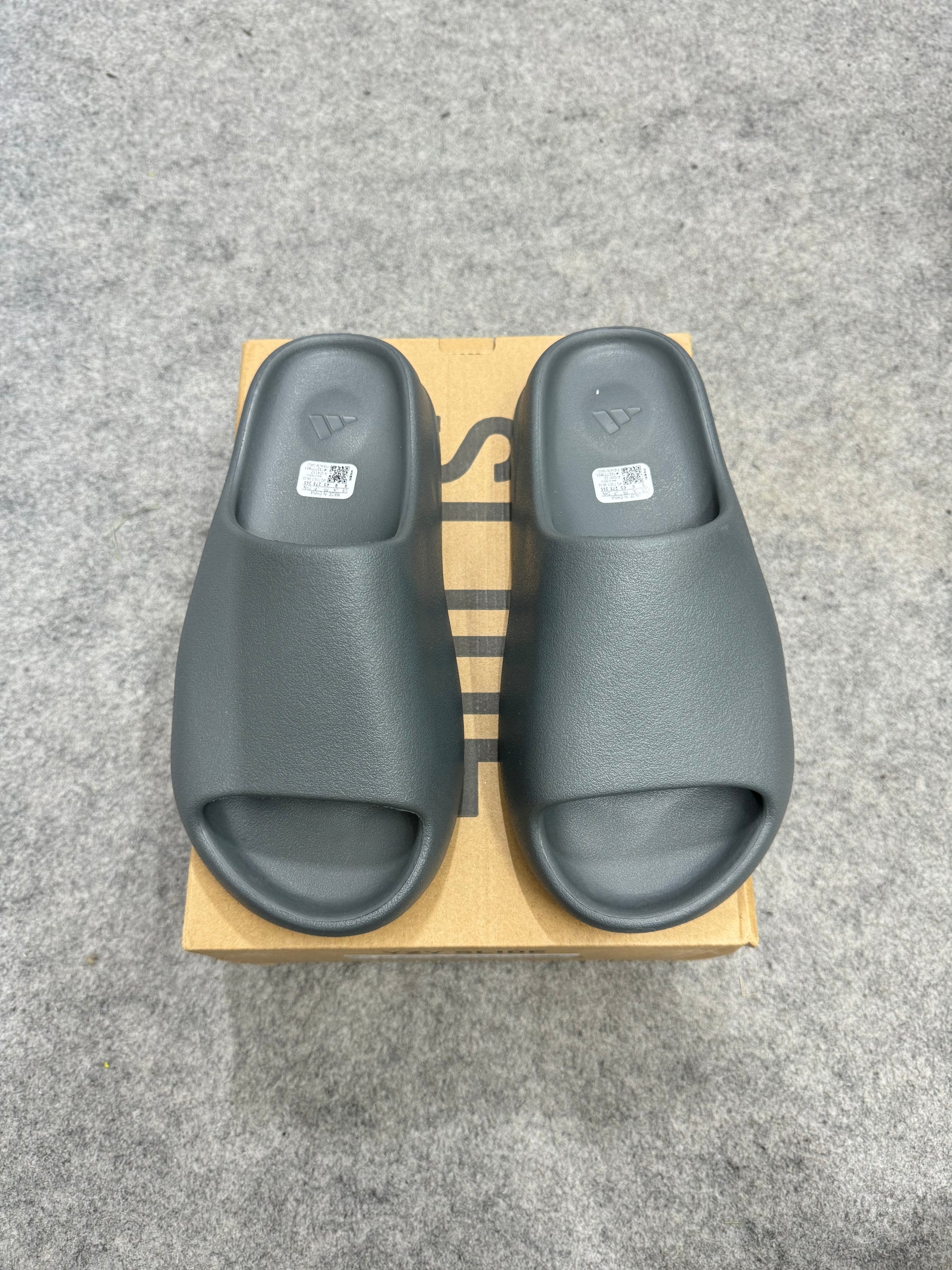 Yeezy slide 'GRANITE'    {UA}