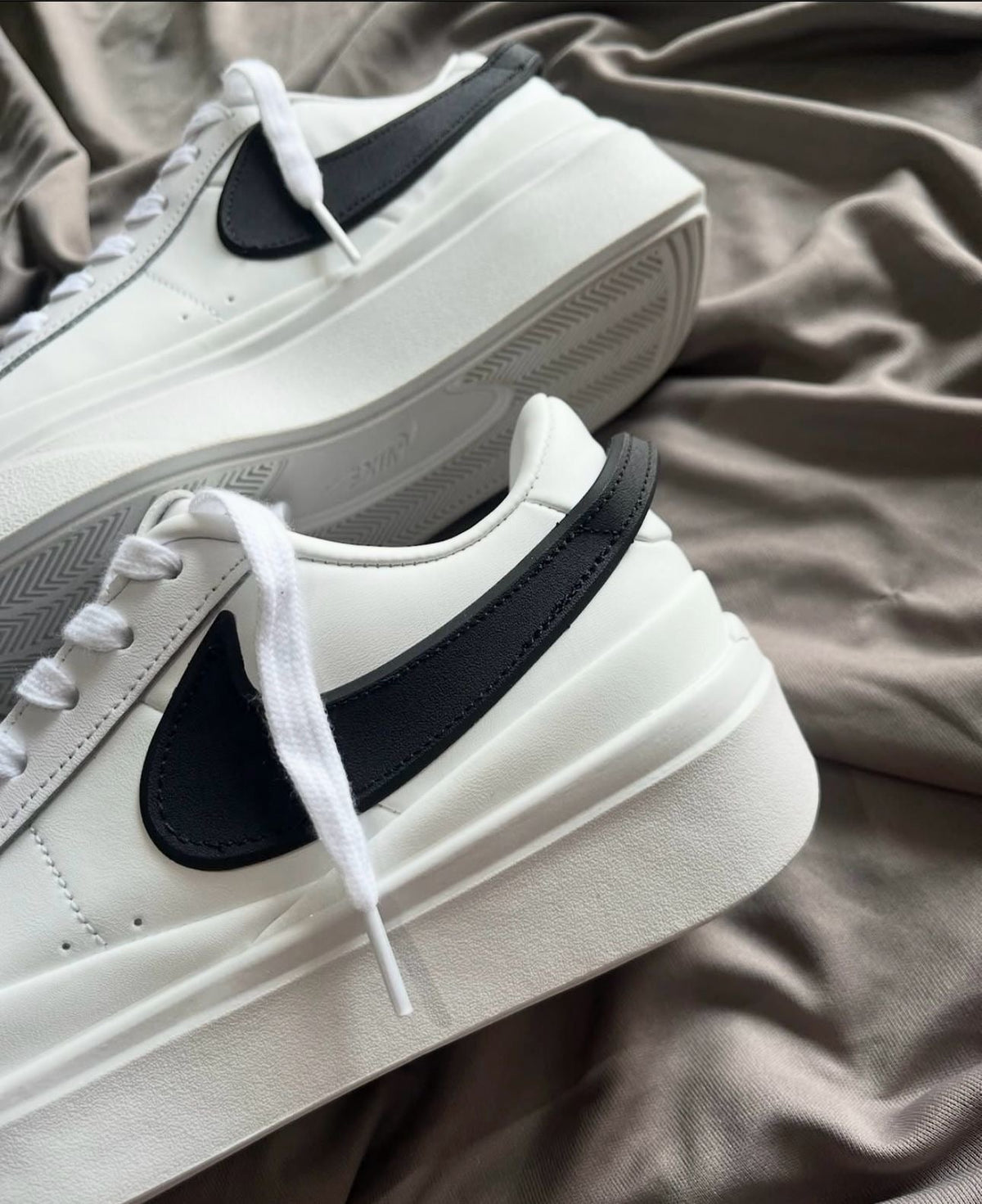 Nike Blazer “PHANTOM LOW” (white/black)