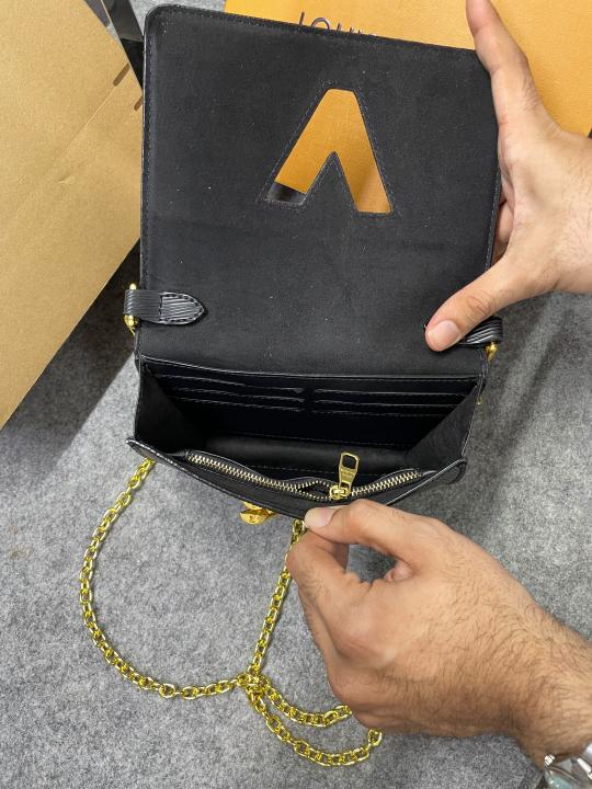 Louis Vuitton Twist MM Bag Crafted Epi Leather Sling Chain Strap Black
