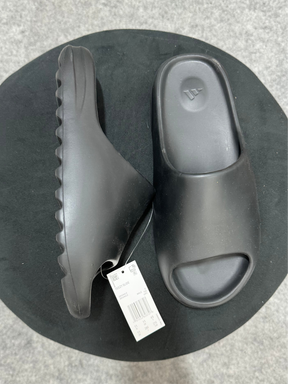 Yeezy slides 'Black'